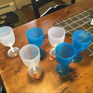 Plastic wine glasses (6)